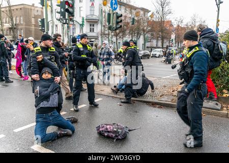 Demo, Elsenbrücke, Letzte Generation, Klimaaktvisten sperren den Verkehr zur Elsenbrücke, blocus à Berlin-Treptow, Der Protest startet unter dem T. Banque D'Images