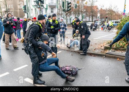 Demo, Elsenbrücke, Letzte Generation, Klimaaktvisten sperren den Verkehr zur Elsenbrücke, blocus à Berlin-Treptow, Der Protest startet unter dem T. Banque D'Images