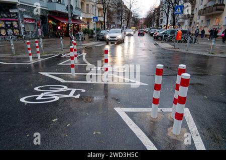 Neues Verkehrskonzept Reuterkiez soll den Durchgangsverkehr von Nebenstraßen auf die Hauptstrassen verlagern. Einbahnstraßen, Poller und sperren für d Banque D'Images