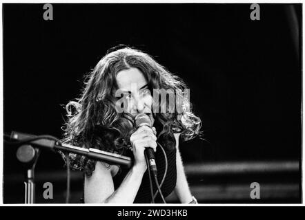 Oui 3, CARDIFF BIG WEEKEND, 1994 : Blair Booth de Oui 3 jouant au Cardiff Big Weekend le 12 août 1994. Photo : Rob Watkins. INFO : Oui3, un groupe de musique électronique britannique formé dans les années 90, mêle soul, jazz et trip-hop. Leur single "for What It's Worth" et leur album "Oui Love You" ont démontré leur son lisse et sophistiqué Banque D'Images