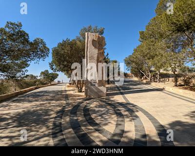 L'église commémorative de Moïse et l'ancien portail du monastère au mont Nebo, croix et de belles vues panoramiques du mont Nebo, Jordanie Banque D'Images