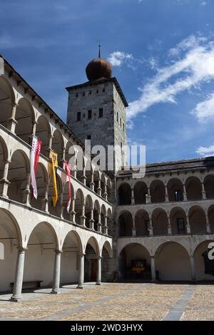 BRIG, SUISSE, 17 JUILLET 2023 : vue de la cour du palais Stockalper de style baroque du 17e siècle à Brig-Glis, en Valais. C'est un touri important Banque D'Images