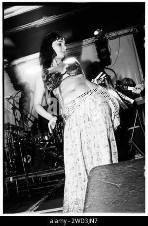 Natacha Atlas de Transglobal underground jouant au Cardiff University terminal à Cardiff, pays de Galles, le 3 novembre 1994. Photo : Rob Watkins. INFO:Transglobal Underground, un groupe britannique de fusion mondiale et d'électronique formé au début des années 90, a été le pionnier d'un son mondial. Fusionnant des instruments traditionnels avec des rythmes modernes, des albums comme Dream of 100 Nations les ont établis comme des pionniers dans la musique du monde et les genres électroniques. Banque D'Images