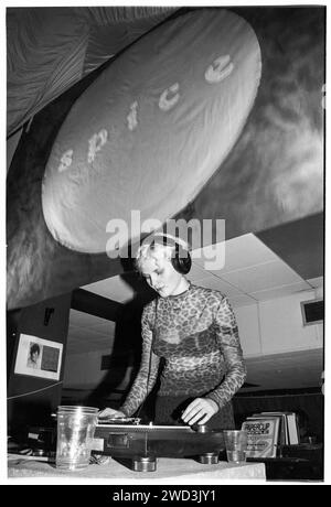 Sister Bliss de Faithless DJing au Spice au Great Hall de l'Université de Cardiff, pays de Galles, le 9 décembre 1994. Photo : Rob Watkins. INFO : sœur Bliss, née Ayalah Bentovim, est une DJ britannique, productrice et membre du groupe de musique électronique Faithless. Réputée pour ses contributions à la danse et à la musique électronique, elle est une pionnière dans le genre, connue pour ses succès comme Insomnia et God is a DJ. Banque D'Images