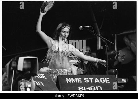 Natasha Atlas de Transglobal Underground sur la scène NME au Glastonbury Festival, Pilton, Angleterre, le 25 juin 1994. Photo : ROB WATKINS. INFO : Transglobal Underground, un groupe britannique de fusion et d'électronique formé au début des années 90, a été le pionnier d'un son mondial. Fusionnant des instruments traditionnels avec des rythmes modernes, des albums comme Dream of 100 Nations les ont établis comme des pionniers dans la musique du monde et les genres électroniques. Banque D'Images