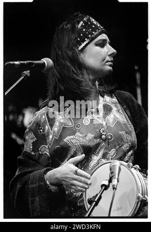 Natasha Atlas de Transglobal Underground sur la scène NME au Glastonbury Festival, Pilton, Angleterre, le 25 juin 1994. Photo : ROB WATKINS. INFO : Transglobal Underground, un groupe britannique de fusion et d'électronique formé au début des années 90, a été le pionnier d'un son mondial. Fusionnant des instruments traditionnels avec des rythmes modernes, des albums comme Dream of 100 Nations les ont établis comme des pionniers dans la musique du monde et les genres électroniques. Banque D'Images