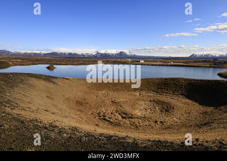 Mývatn est un lac peu profond situé dans une zone de volcanisme actif dans le nord de l'Islande, près du volcan Krafla Banque D'Images