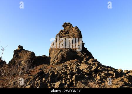 Dimmuborgir est une vaste zone de champs de lave de forme inhabituelle à l'est de Mývatn en Islande Banque D'Images