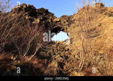 Dimmuborgir est une vaste zone de champs de lave de forme inhabituelle à l'est de Mývatn en Islande Banque D'Images