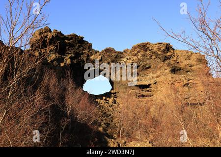 Dimmuborgir est une vaste zone de champs de lave de forme inhabituelle à l'est de Mývatn en Islande Banque D'Images