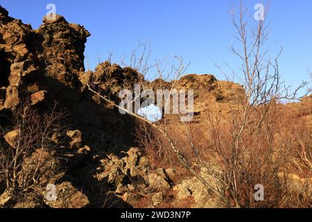 Dimmuborgir est une vaste zone de champs de lave de forme inhabituelle à l'est de Mývatn en Islande Banque D'Images