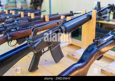 Vieux fusil d'assaut classique américain M16 entre autres armes Banque D'Images