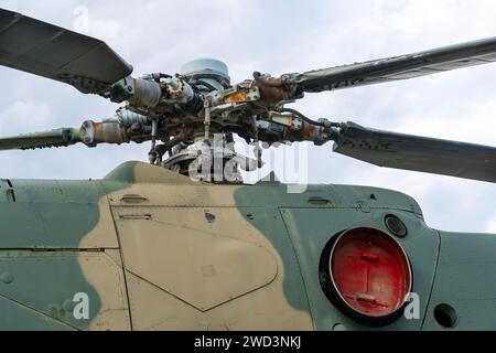 Ancienne hélice d'hélicoptère militaire mi-24 camouflage de fabrication soviétique Banque D'Images