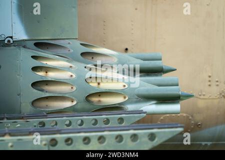 Vieux pods de roquettes d'hélicoptère militaire mi-24 de camouflage de fabrication soviétique Banque D'Images