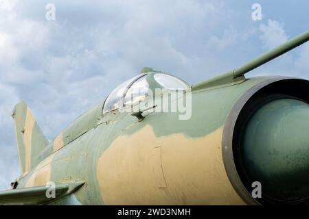 Vieux chasseur de camouflage de fabrication soviétique MIG-21 Banque D'Images