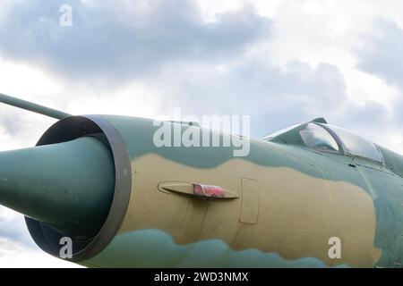 Vieux chasseur de camouflage de fabrication soviétique MIG-21 Banque D'Images