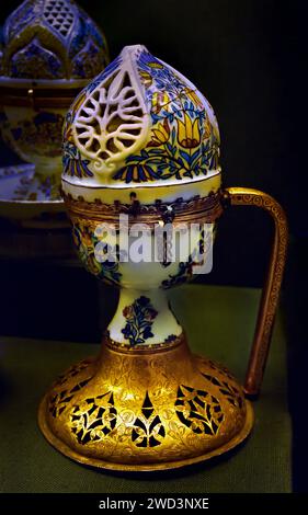 Censeur en céramique et arroseur d'eau de rose peint avec décoration florale polychrome et monté en cuivre doré ; Arménie, 1e moitié du 18e siècle. Musée Benaki Athènes Grèce. Banque D'Images