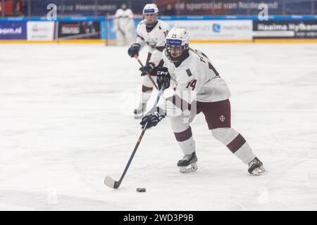 Heerenveen, pays-Bas. 18 janvier 2024. HEERENVEEN, PAYS-BAS - NOVEMBRE 18 : Reicela Taube de Lettonie avec la rondelle lors du Championnat du monde féminin U18 sur Thialf le 18 janvier 2024 à Heerenveen, pays-Bas (photo de Ricardo Veen/Orange Pictures) crédit : Orange pics BV/Alamy Live News Banque D'Images