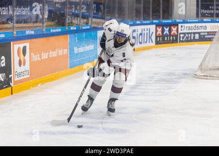 Heerenveen, pays-Bas. 18 janvier 2024. HEERENVEEN, PAYS-BAS - NOVEMBRE 18 : Sarma Gusare de Lettonie avec la rondelle lors du Championnat du monde féminin U18 sur Thialf le 18 janvier 2024 à Heerenveen, pays-Bas (photo de Ricardo Veen/Orange Pictures) crédit : Orange pics BV/Alamy Live News Banque D'Images