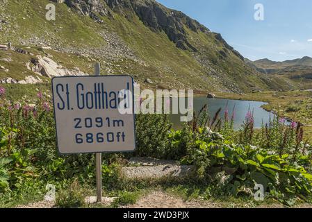 Lac de montagne au sommet du col du Gothard, ancien signe de toponyme avec indication d'altitude, Canton du Tessin, Suisse Banque D'Images