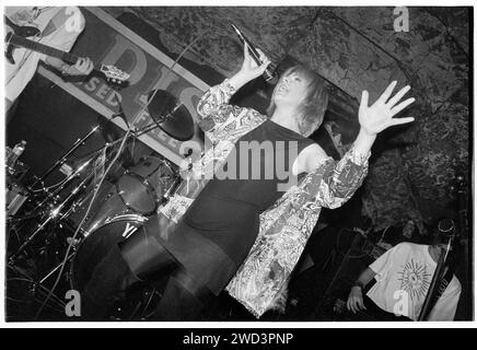 TOYAH, CONCERT, 1993 : L'icône punk Toyah Wilcox jouant en concert chez TJ's à Newport, pays de Galles, Royaume-Uni le 9 novembre 1993. Photo : Rob Watkins. INFO : Toyah Willcox, connue sous le nom de Toyah, est une chanteuse, actrice et présentatrice britannique. Prenant de l'importance à la fin des années 70 et 80, sa présence sur scène vibrante et sa carrière diversifiée englobent la musique pop, le cinéma et le théâtre, l'établissant comme une artiste aux multiples facettes et emblématique. Elle est apparue dans Strictly Come Dancing en 2024. Banque D'Images