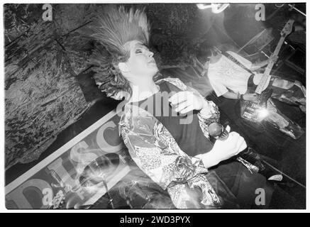 TOYAH, CONCERT, 1993 : L'icône punk Toyah Wilcox jouant en concert chez TJ's à Newport, pays de Galles, Royaume-Uni le 9 novembre 1993. Photo : Rob Watkins. INFO : Toyah Willcox, connue sous le nom de Toyah, est une chanteuse, actrice et présentatrice britannique. Prenant de l'importance à la fin des années 70 et 80, sa présence sur scène vibrante et sa carrière diversifiée englobent la musique pop, le cinéma et le théâtre, l'établissant comme une artiste aux multiples facettes et emblématique. Banque D'Images