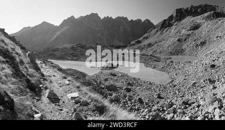 Hautes Tatras - Slovaquie - le regard au lac Zabie pleso avec le sommet de Satan en arrière-plan dans la lumière du matin. Banque D'Images