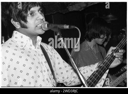 Tjinder Singh de Cornershop jouant en direct au légendaire TJ's à Newport, pays de Galles, Royaume-Uni, le 31 janvier 1994. Photo : Rob Watkins. INFOS : Cornershop, formé en 1991, est un groupe de rock indépendant britannique dirigé par Tjinder Singh et Ben Ayres. Réputés pour leur fusion d'éléments de musique indie rock, alternative et indienne, ils ont remporté un succès grand public avec le tube 'Brimful of Asha', reflétant leur approche musicale éclectique et innovante. Banque D'Images