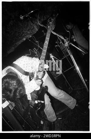 Tjinder Singh de Cornershop jouant en direct au légendaire TJ's à Newport, pays de Galles, Royaume-Uni, le 31 janvier 1994. Photo : Rob Watkins. INFOS : Cornershop, formé en 1991, est un groupe de rock indépendant britannique dirigé par Tjinder Singh et Ben Ayres. Réputés pour leur fusion d'éléments de musique indie rock, alternative et indienne, ils ont remporté un succès grand public avec le tube 'Brimful of Asha', reflétant leur approche musicale éclectique et innovante. Banque D'Images