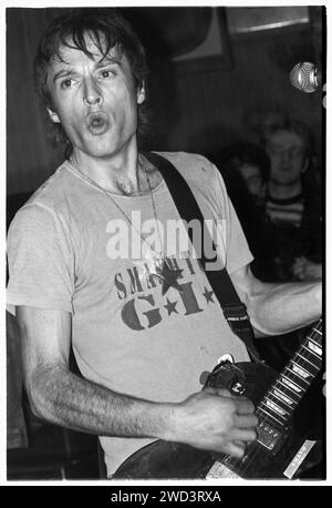 Ed Borrie du groupe punk S*M*A*S*H (SMASH) jouant en live au légendaire TJ's à Newport, pays de Galles, Royaume-Uni, le 21 mars 1994. Photo : Rob Watkins. INFO : SMASH, un groupe de punk britannique des années 90, a adopté l'éthique DIY. Leur son énergique, alimenté par des paroles politiquement chargées, a trouvé la suite. Des hymnes comme « Je veux tuer quelqu'un » et « honte » ont capturé l'esprit rebelle de la scène punk pendant leurs années actives. Banque D'Images