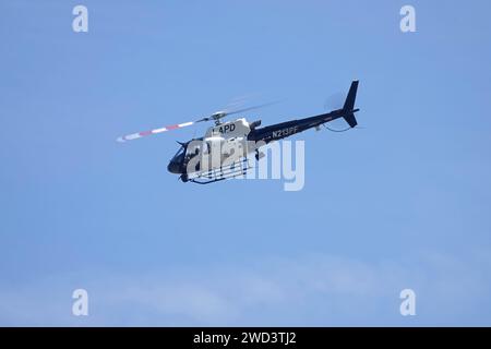 Los Angeles, Californie, États-Unis - 27 mars 2019 : un hélicoptère de la division de soutien aérien du département de police de Los Angeles est montré de côté. Banque D'Images