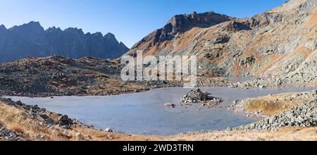 Hautes Tatras - Slovaquie - le regard au lac Zabie pleso avec le sommet de Satan en arrière-plan dans la lumière du matin. Banque D'Images