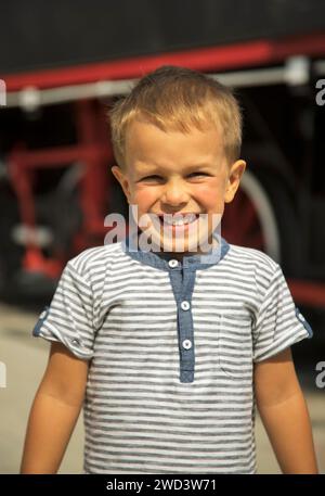 Enfant à la gare de Torun Glowny à Torun. Pologne Banque D'Images