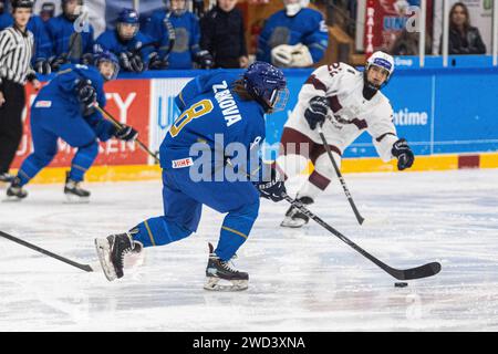 Heerenveen, Niederlande. 18 janvier 2024. HEERENVEEN, PAYS-BAS - NOVEMBRE 18 : Sofiya Zubkova du Kazakhstan avec la rondelle lors du Championnat du monde féminin U18 sur Thialf le 18 janvier 2024 à Heerenveen, pays-Bas (photo de Ricardo Veen/Orange Pictures) crédit : dpa/Alamy Live News Banque D'Images