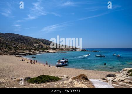 IOS, Grèce - 15 septembre 2023 : vue des touristes arrivant en bateau rapide et profitant de l'une des plus étonnantes plages turquoise de Grèce, Pikri Nero Banque D'Images