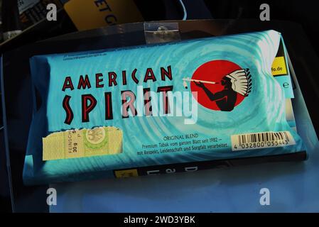 American Spirit ist eine Zigarettenmarke der Santa Fe Natural Tobacco Company, die 2002 von der R. J. Reynolds Tobacco Company aufgekauft wurde. Im septembre 2015 verkündete Reynolds American Inc. Den Verkauf der Marke Natural American Spirit und der zugehörigen internationalen Vertriebsfirmen ausserhalb der USA zum Preis von 5 MRD US-Dollar an JapaTobacco Inc.. In Deutschland wird der Tabak von der True Spirit Tobacco Company Deutschland, ehemals Santa Fe Natural Tobacco Company Deutschland vertrieben *** American Spirit est une marque de cigarettes de Santa Fe Natural Tobacco Company, qui était Banque D'Images