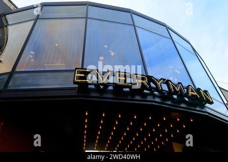 Panneau suspendu à l'entrée de l'Everyman Theatre, Cardiff Bay, pris en janvier 2024 Banque D'Images