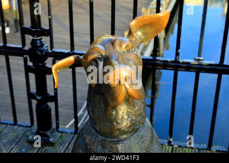 Détail de gens comme nous groupe de statues - grand chien Danois en bronze, avec le nez et les oreilles bien frottés, Cardiff Bay, prise janvier 2024 Banque D'Images