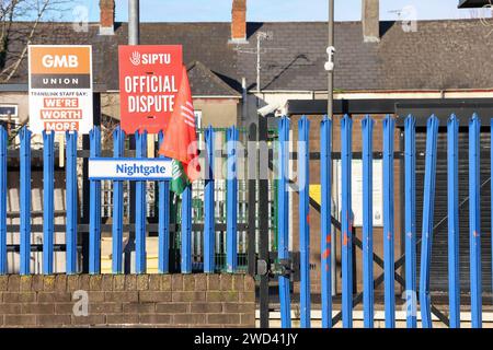 Lurgan, comté d'Armagh, Irlande du Nord, Royaume-Uni. 18 janvier 2024. La plus grande action syndicale en Irlande du Nord depuis près de cinquante ans a eu lieu aujourd'hui. Un large éventail de syndicats et de travailleurs du secteur public ont protesté pour des augmentations de salaire - en conséquence, il y a eu une perturbation généralisée des soins de santé, de l'éducation, des infrastructures (y compris la suspension des services de grincement) et des transports. La gare de Lurgan était fermée à clé et désertée pour la journée. Crédit : CAZIMB/Alamy Live News. Banque D'Images