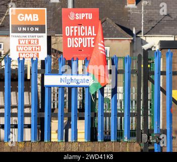 Lurgan, comté d'Armagh, Irlande du Nord, Royaume-Uni. 18 janvier 2024. La plus grande action syndicale en Irlande du Nord depuis près de cinquante ans a eu lieu aujourd'hui. Un large éventail de syndicats et de travailleurs du secteur public ont protesté pour des augmentations de salaire - en conséquence, il y a eu une perturbation généralisée des soins de santé, de l'éducation, des infrastructures (y compris la suspension des services de grincement) et des transports. La gare de Lurgan était fermée à clé et désertée pour la journée. Crédit : CAZIMB/Alamy Live News. Banque D'Images