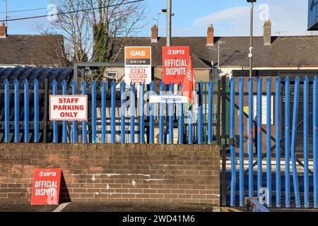 Lurgan, comté d'Armagh, Irlande du Nord, Royaume-Uni. 18 janvier 2024. La plus grande action syndicale en Irlande du Nord depuis près de cinquante ans a eu lieu aujourd'hui. Un large éventail de syndicats et de travailleurs du secteur public ont protesté pour des augmentations de salaire - en conséquence, il y a eu une perturbation généralisée des soins de santé, de l'éducation, des infrastructures (y compris la suspension des services de grincement) et des transports. La gare de Lurgan était fermée à clé et désertée pour la journée. Crédit : CAZIMB/Alamy Live News. Banque D'Images