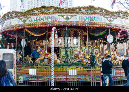 Un carrousel traditionnel de chevaux au galop sur Southbank de Londres Banque D'Images