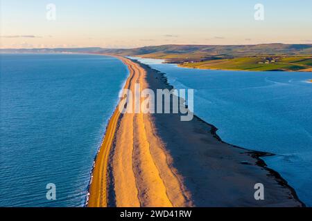 Weymouth, Dorset, Royaume-Uni. 18 janvier 2024. Météo britannique. Vue aérienne vers l'ouest le long de Chesil Beach et le lagon Fleet à Wyke Regis près de Weymouth sur la côte jurassique du Dorset par un après-midi froid et ensoleillé. Crédit photo : Graham Hunt/Alamy Live News Banque D'Images