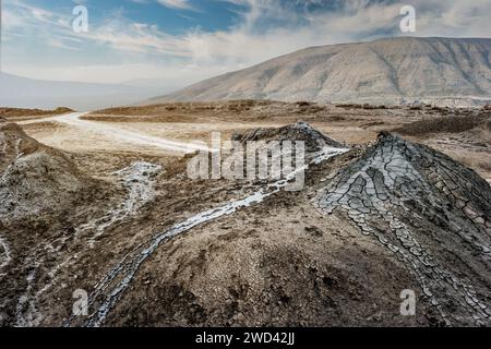 Volcan de boue actif avec écoulement de boue de tirant d'eau dans le parc national de Gobustan, Azerbaïdjan Banque D'Images