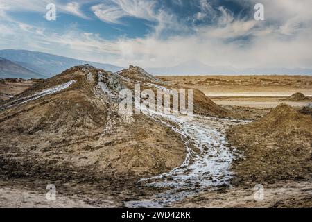 Volcan de boue actif avec écoulement de boue de tirant d'eau dans le parc national de Gobustan, Azerbaïdjan Banque D'Images