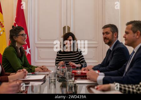 Madrid, Espagne. 18 janvier 2024. La porte-parole de Más Madrid, Manuela Bergero (G) et la Présidente de la Communauté de Madrid, Isabel Díaz Ayuso (C), célèbrent à la Real Casa de Correos, la deuxième journée de rencontres avec les groupes parlementaires de l’Assemblée de Madrid. Crédit : SOPA Images Limited/Alamy Live News Banque D'Images