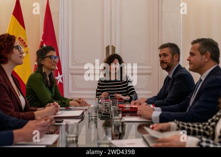 Madrid, Espagne. 18 janvier 2024. La porte-parole de Más Madrid, Manuela Bergero (G) et la Présidente de la Communauté de Madrid, Isabel Díaz Ayuso (C), célèbrent à la Real Casa de Correos, la deuxième journée de rencontres avec les groupes parlementaires de l’Assemblée de Madrid. Crédit : SOPA Images Limited/Alamy Live News Banque D'Images