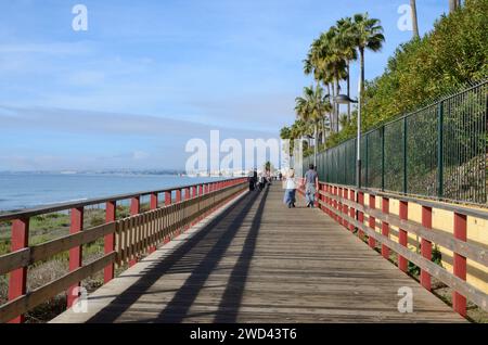 Marbella, Espagne - 7 décembre 2023 : les gens se promènent au sentier litoral à côté de la mer Méditerranée à Marbella, Andalousie, Espagne. Banque D'Images