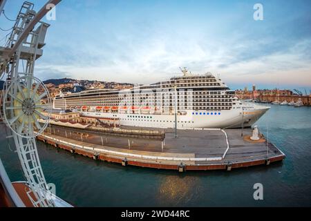 GÊNES, ITALIE - 21 MARS 2021 : bateau de croisière de luxe MSC Magnifica dans le port de Gênes en soirée. Banque D'Images