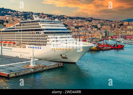 GÊNES, ITALIE - 21 MARS 2021 : bateau de croisière de luxe MSC Magnifica dans le port de Gênes en soirée. Banque D'Images